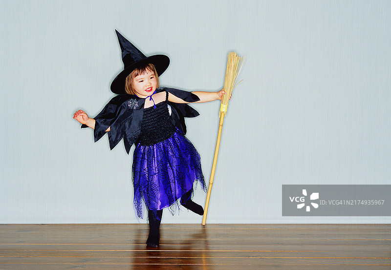 儿童万圣节装扮成女巫图片素材