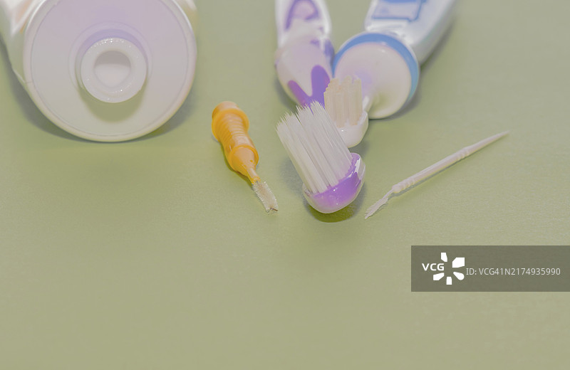 牙刷和牙线签子在打开的牙膏管旁边的特写镜头图片素材