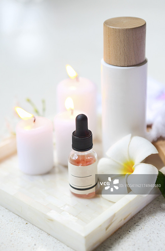 浴缸中鸡蛋花面霜精华乳液润肤霜和面油图片素材