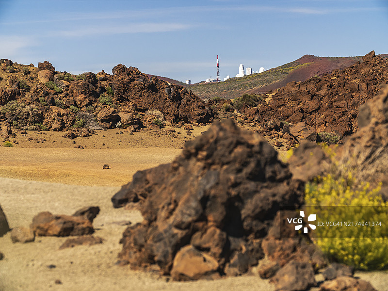 背景中带有望远镜的火山景观图片素材