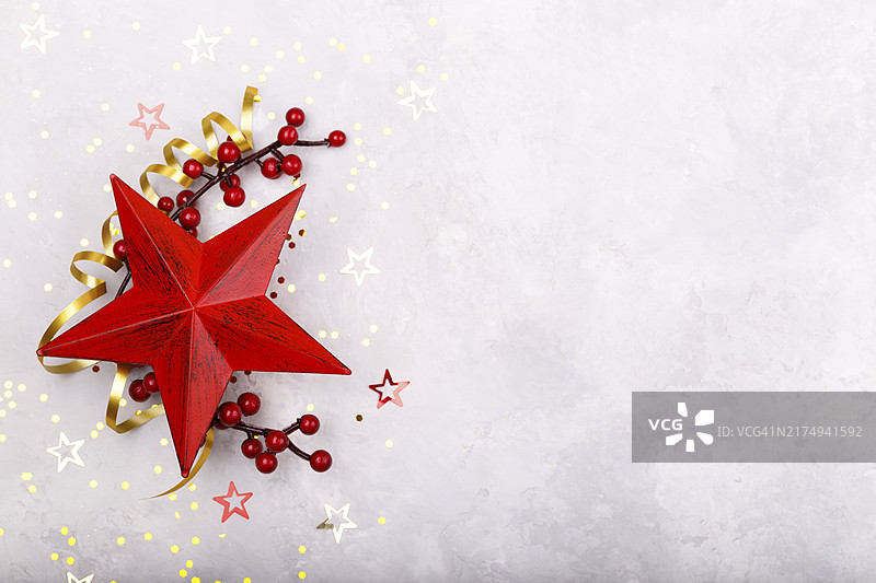 灰色石背景上的红色星形浆果圣诞装饰品图片素材
