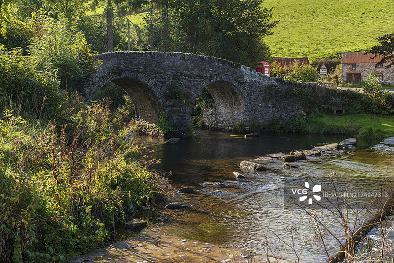 英国德文郡马尔姆斯米德巴奇沃西水域上的石桥图片素材