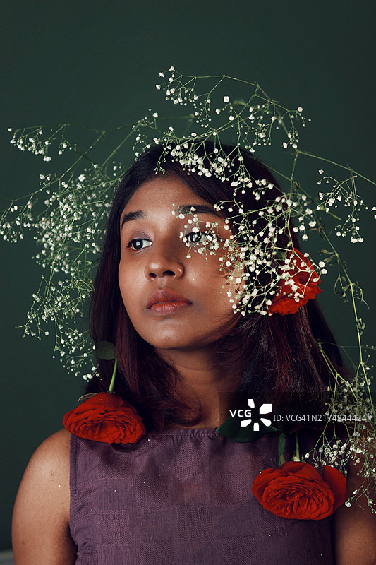 带有发光串灯的年轻女人特写，印度喀拉拉邦图片素材