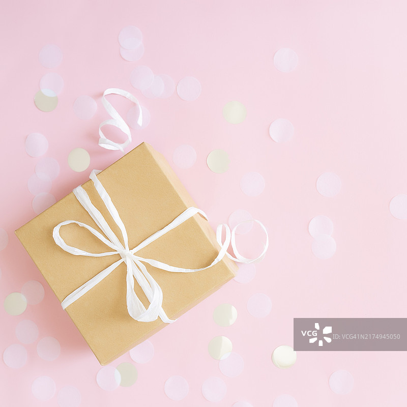 粉色背景礼品盒纸屑扁平风摆拍图片素材