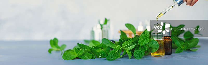 瓶装薄荷精油特写图片素材