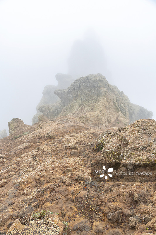 雾天下岩石山坡图片素材