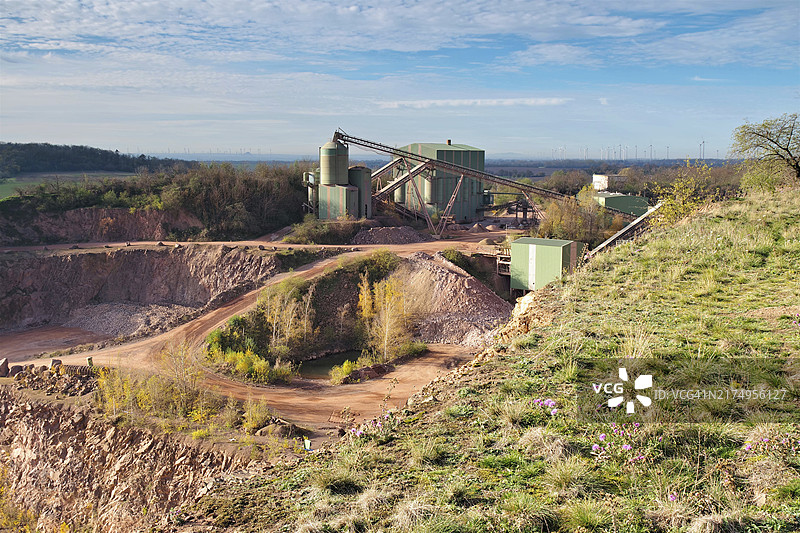 大型现代红色岩石采石场图片素材