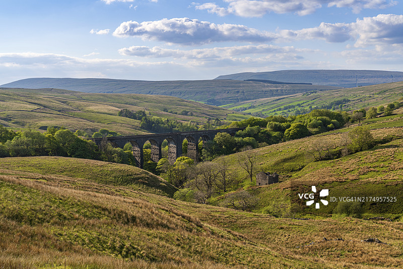 英格兰坎布里亚郡科吉尔附近的登特代尔景观中的登特海德高架桥图片素材