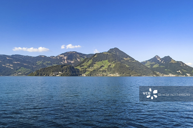 瑞士尼瓦尔登州贝肯里德的平静湖面和远处如画的山脉图片素材