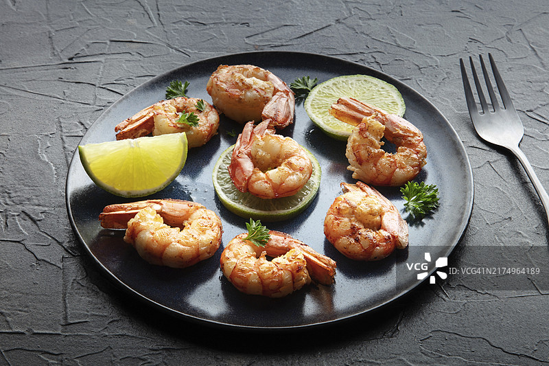 炸虾配青柠图片素材