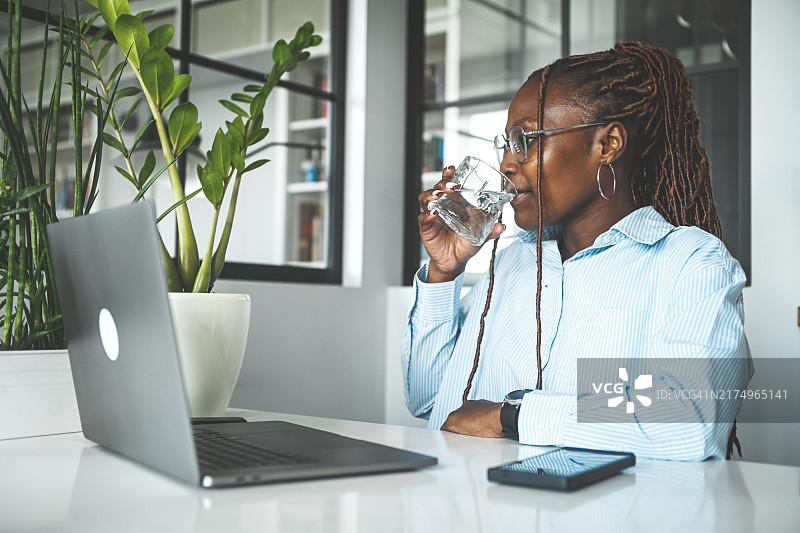 使用笔记本电脑的年轻女人图片素材