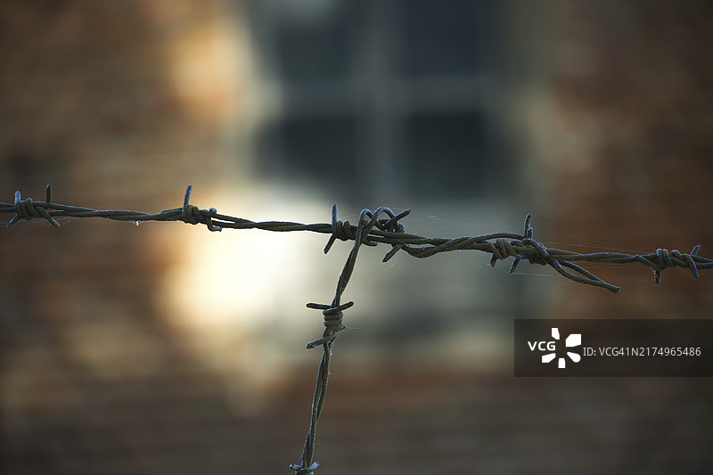 生锈的带刺铁丝网线圈轮廓特写图片素材