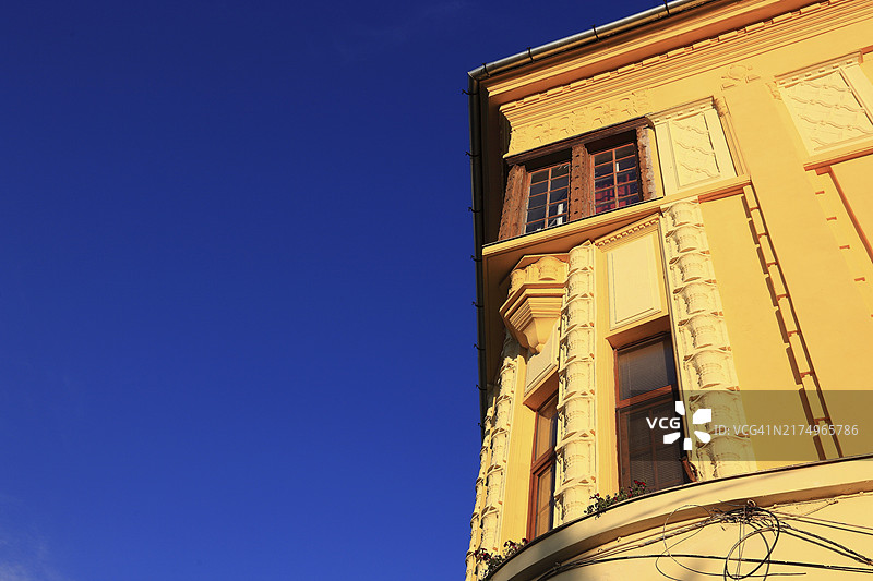 罗马尼亚阿拉德市中心街角的房子图片素材