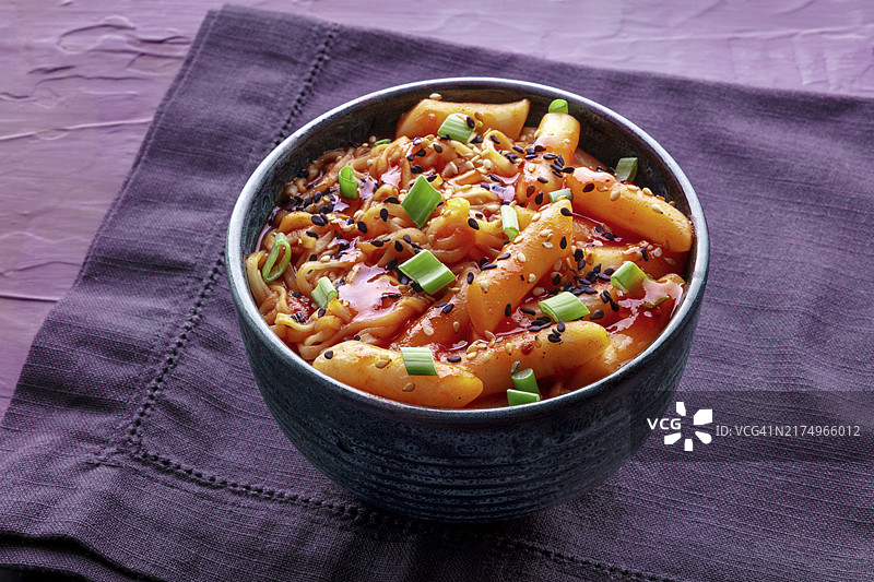 韩式炒年糕拉面：韩国街头小吃，红辣椒酱炒年糕图片素材