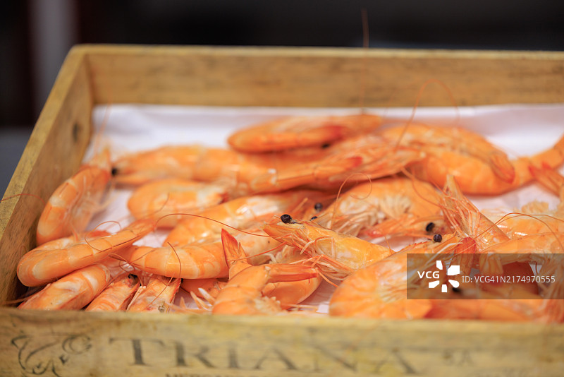 西班牙市场待售的熟虾图片素材