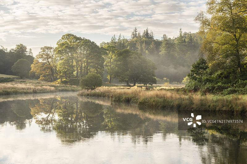 英国湖区埃尔特湖美丽的早晨图片素材