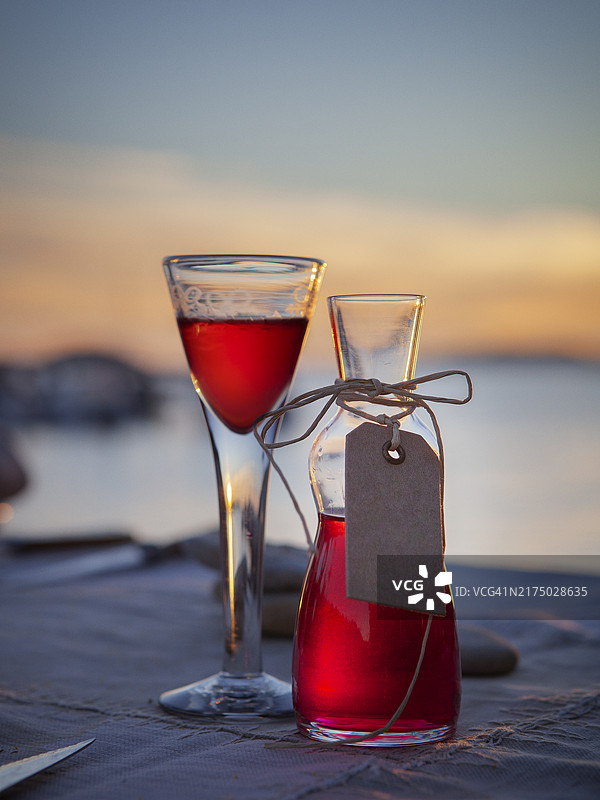 桌上红酒特写图片素材