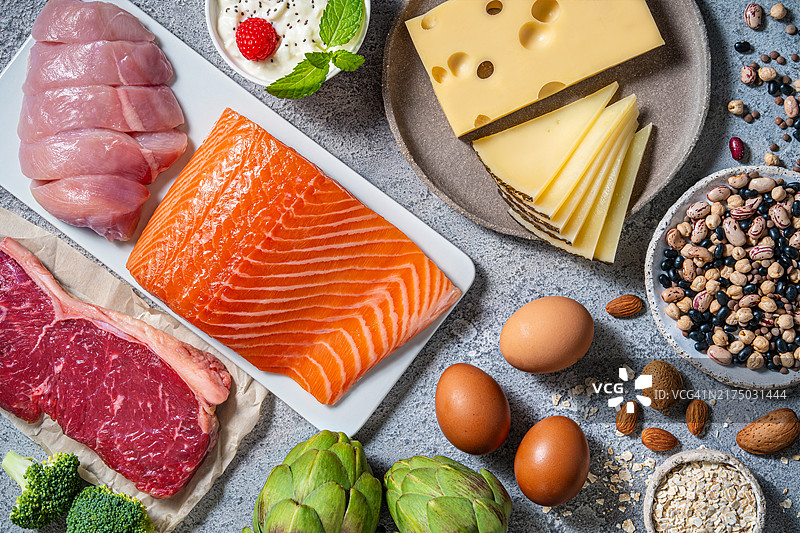 有益于身体的健康蛋白质来源食物：鱼、肉、奶酪、豆类、鸡蛋图片素材