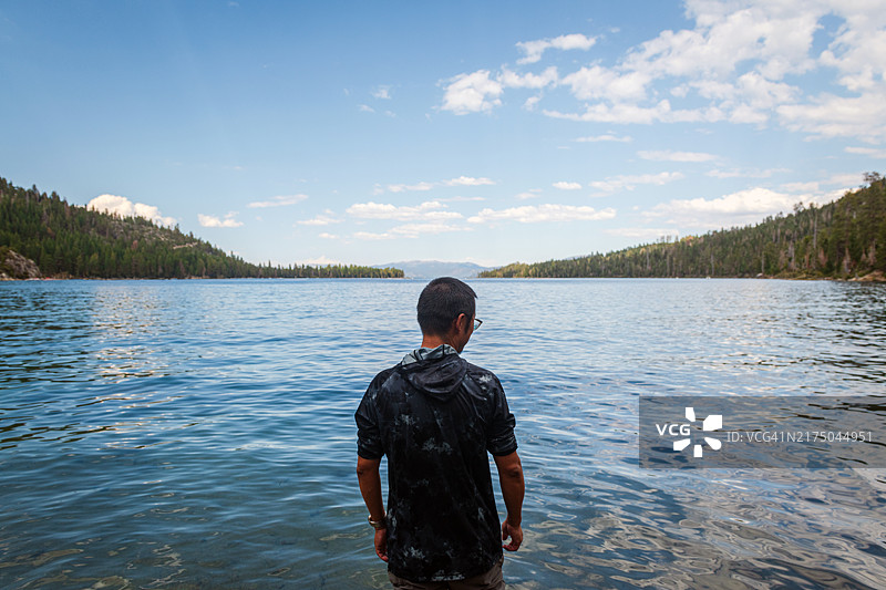 徒步旅行者站在太浩湖的翡翠湾图片素材