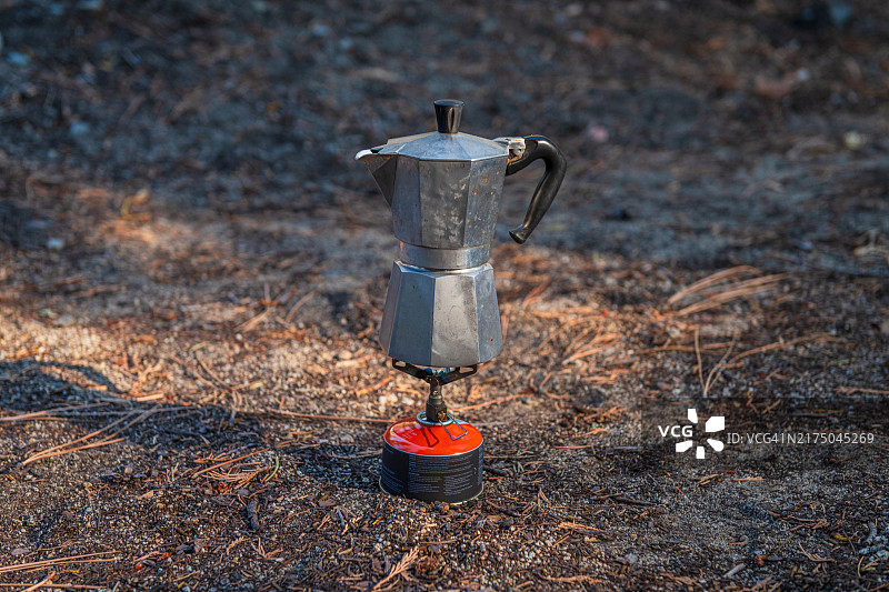 露营地便携炉上的摩卡咖啡图片素材