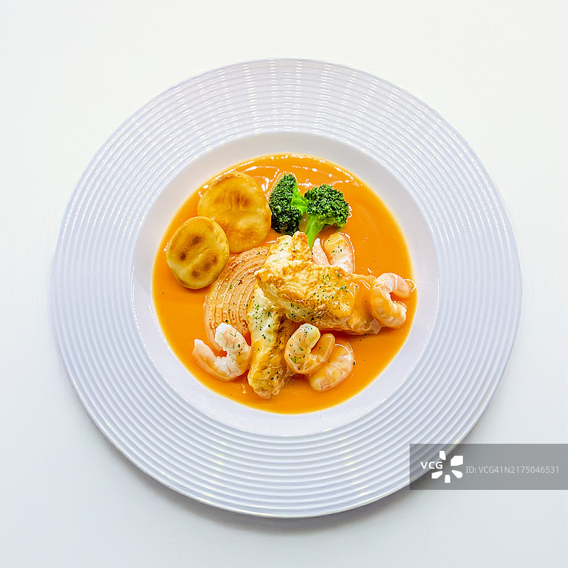 烤鸡肉配虾仁奶油酱图片素材