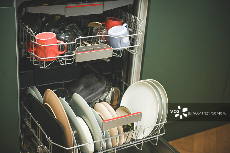 厨房用具的开放式洗碗机图片素材