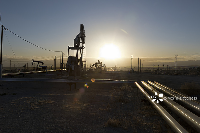 加利福尼亚州加油站的油泵与价格图片素材