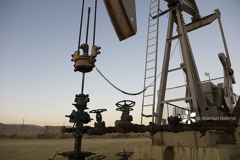 加利福尼亚州加油站的油泵与价格图片素材