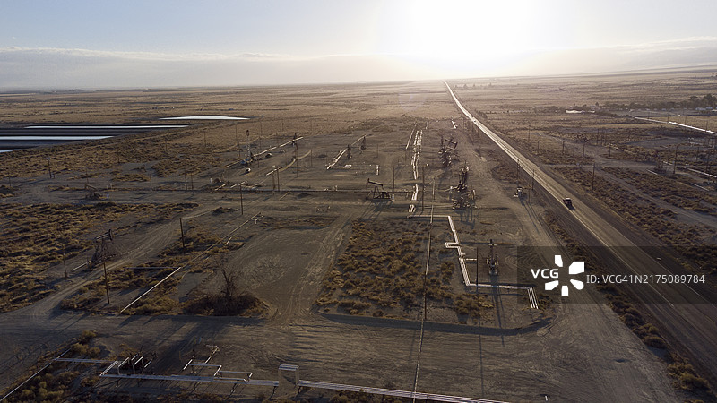 加利福尼亚州加油站的油泵与价格图片素材