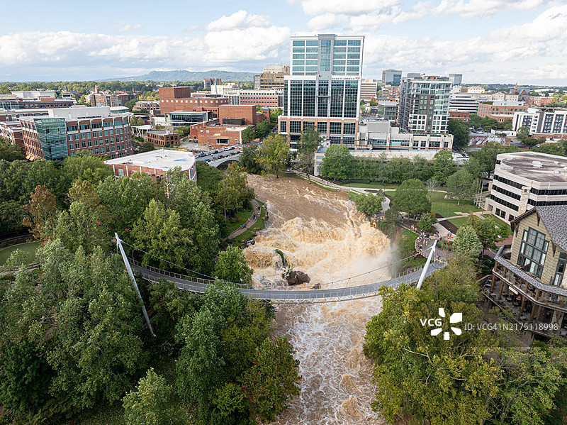 南卡罗来纳州格林维尔市洪水期间的自由桥和里迪河图片素材