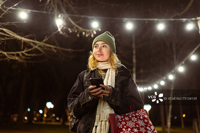 节日灯光下的傍晚漫步图片素材