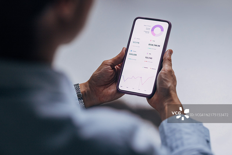 用智能手机分析金融数据的人图片素材