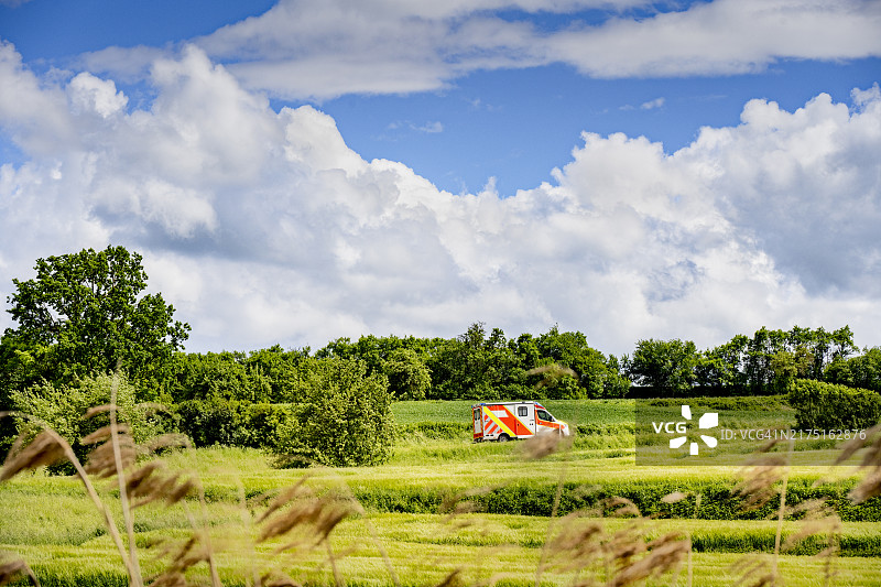 乡村道路上的救护车图片素材