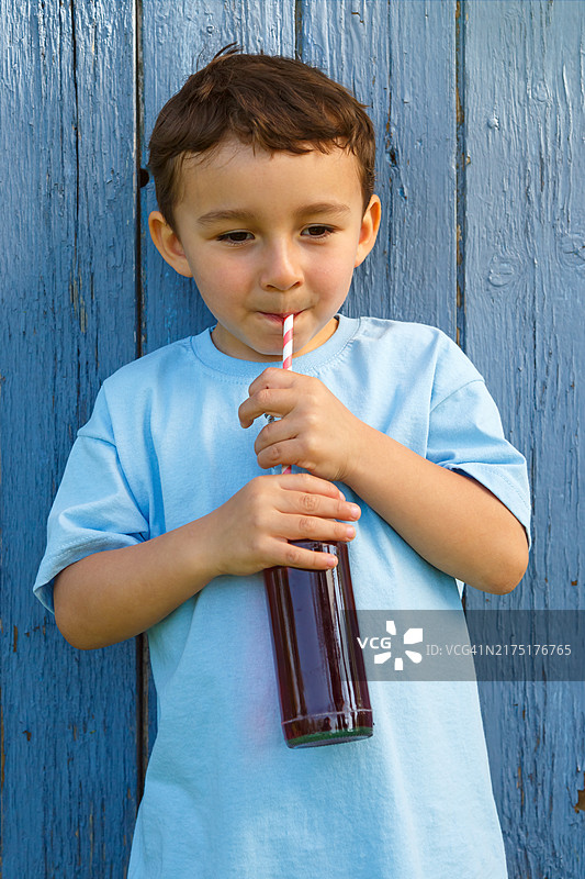 正在喝可乐柠檬水的儿童图片素材