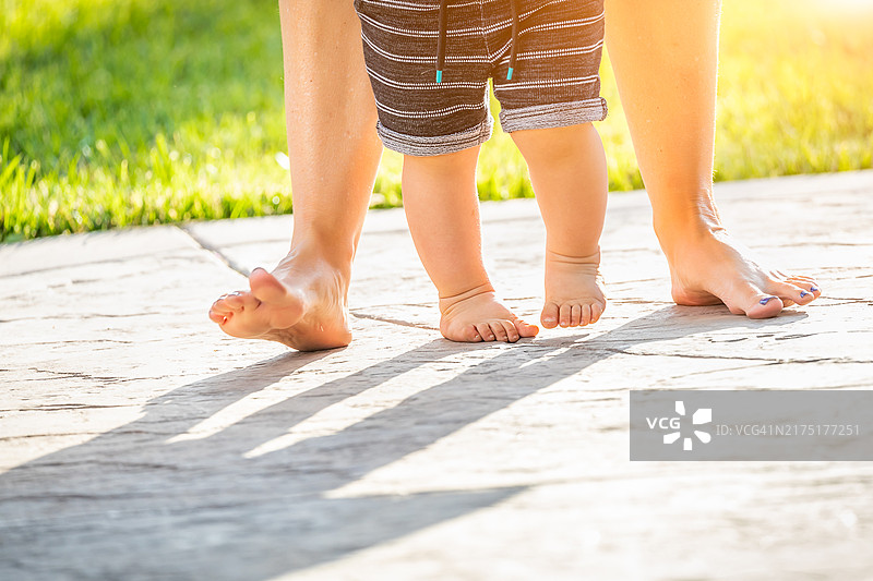 户外母子脚步图片素材