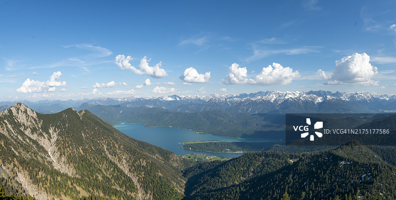 瓦chen湖和卡文德尔山脉的山景，黑尔佐格斯丹Heimgarten山脊步道，上巴伐利亚，巴伐利亚，德国，欧洲图片素材
