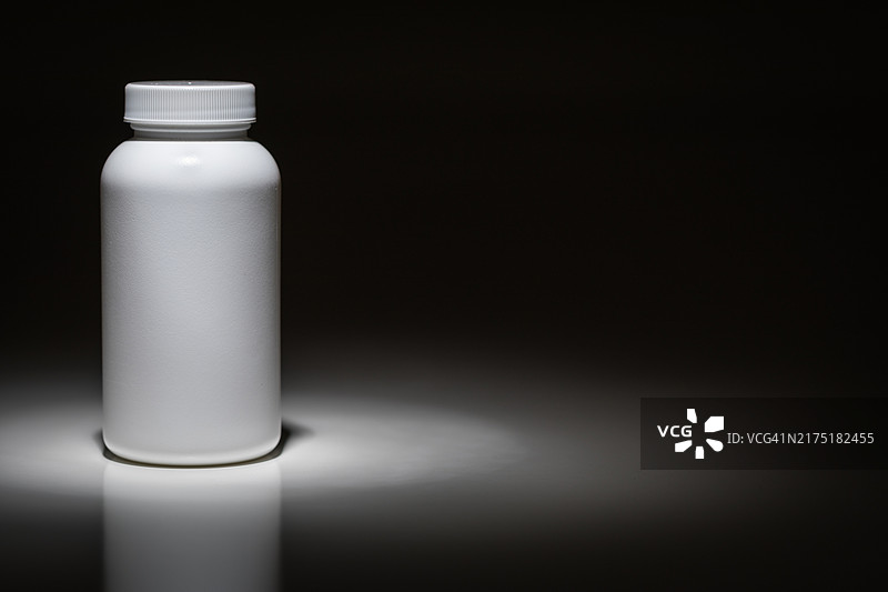 聚光灯下可添加文字的空白白色瓶子图片素材