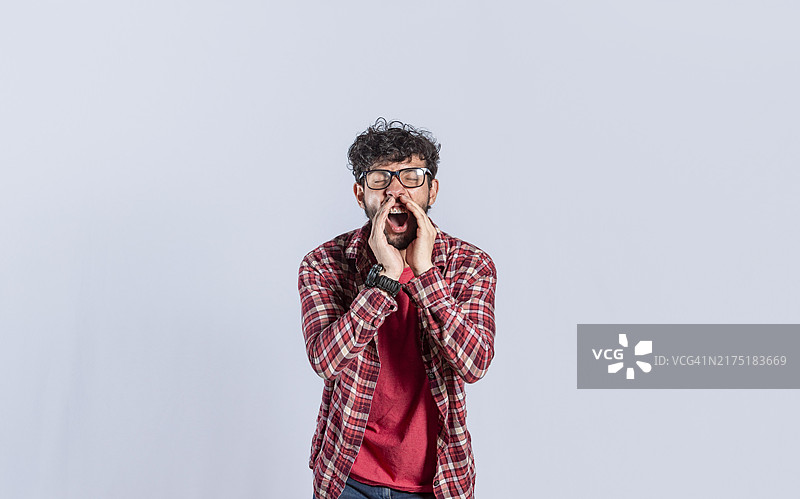 戴眼镜的男人正在大声宣布图片素材