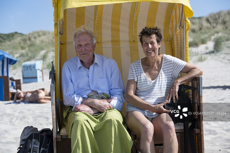 游客坐在海滩椅上图片素材