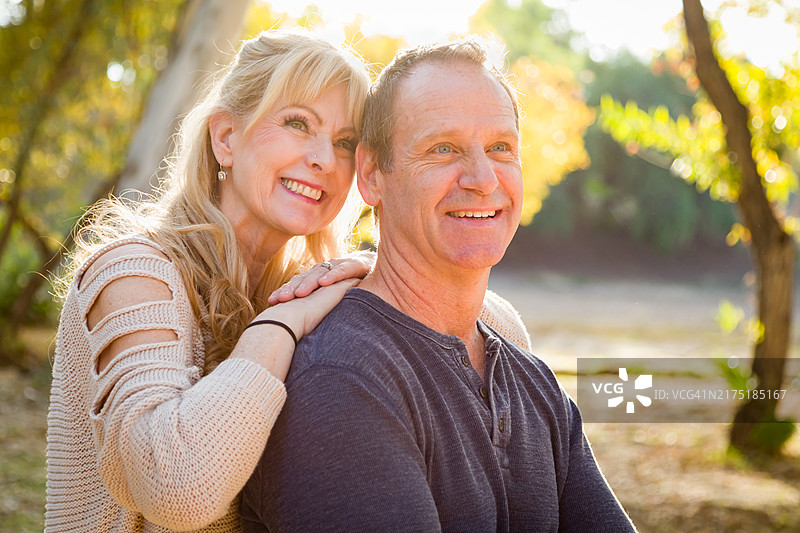 快乐的中年白人夫妇在户外合影图片素材