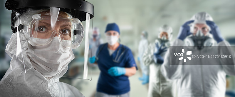 医护团队在医院急诊室穿着个人防护装备图片素材