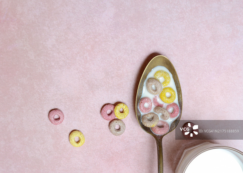 牛奶和勺子里的水果麦圈儿童早餐图片素材