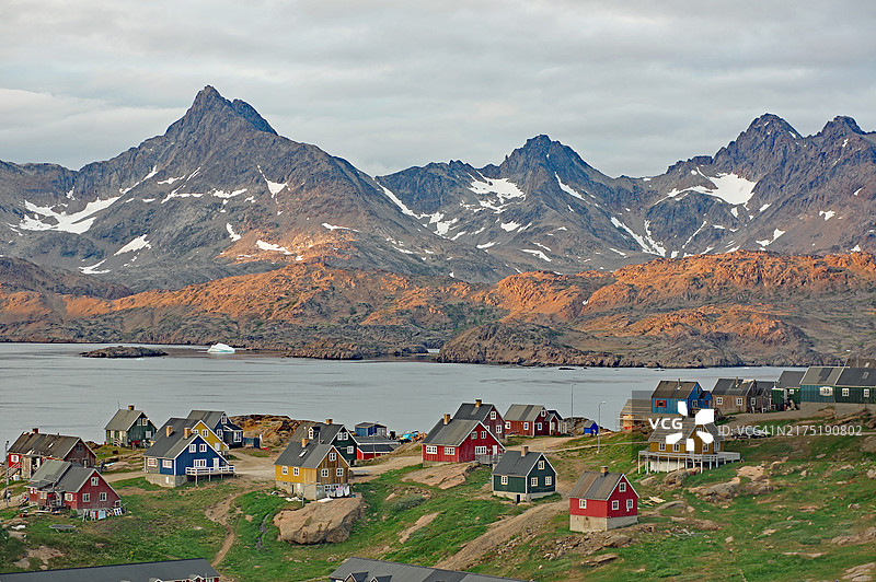 塔西拉克峡湾的房屋与荒山晚霞（格陵兰岛，丹麦）图片素材