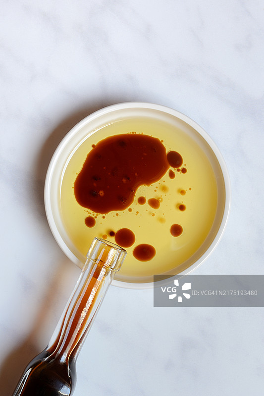 食用油和意大利黑醋碗，醋瓶图片素材