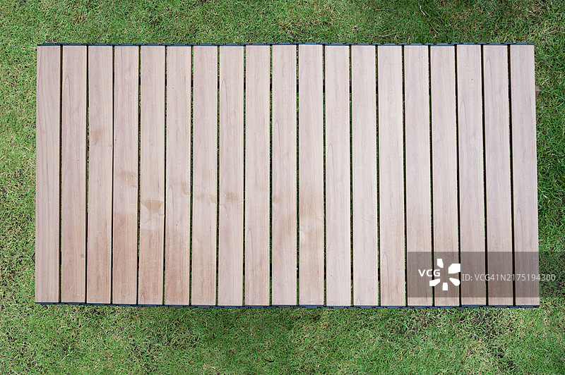 绿色草坪上的木桌图片素材