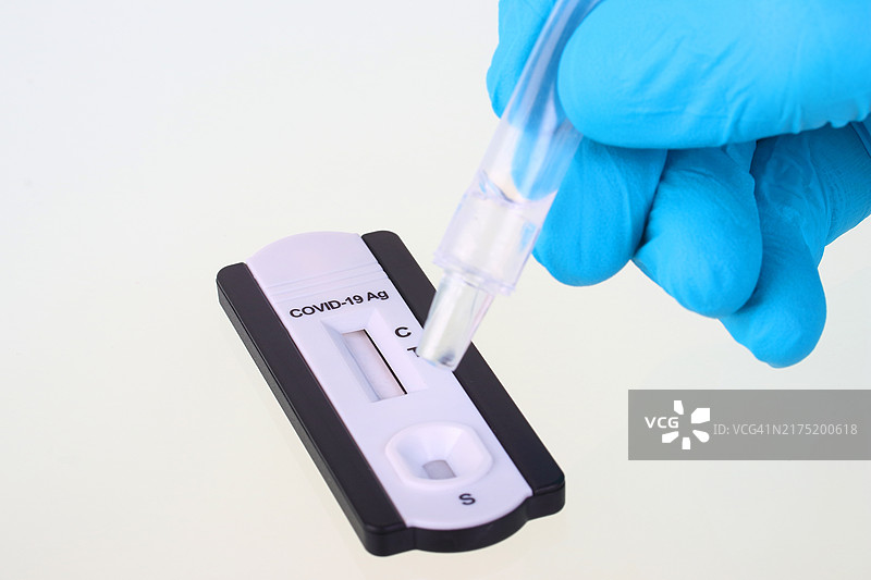新冠病毒PCR快速检测，将检测液滴到样本区域图片素材