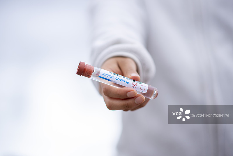 人们正在接受冠状病毒检测，采集血液样本图片素材