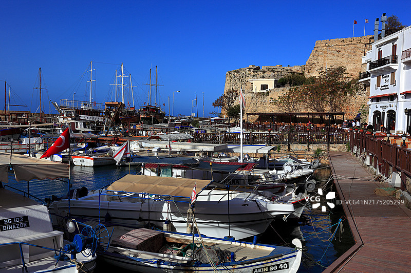 北塞浦路斯凯里尼亚旧城区港口和堡垒图片素材