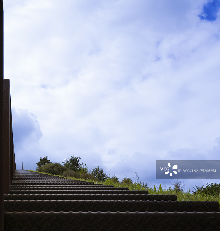 陡峭的金属楼梯，位于德国多特蒙德的菲尼克斯湖图片素材