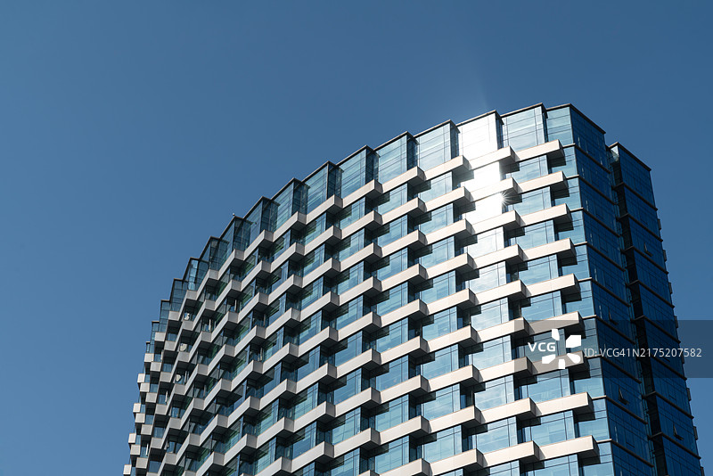 仰望城市中的现代摩天大楼图片素材